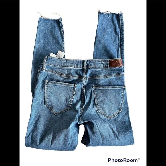 Hollister Curvy Mid Rise Super Skinny Jeans with distressed knees and raw hems - Picture 5 of 5